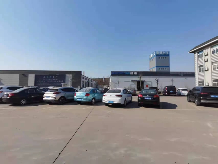 建通土工厂区院内停车场与厂房群实景